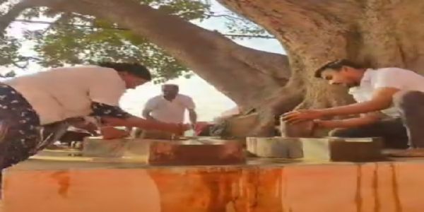 नागा बाबा आश्रम के मुख्य द्वार पर शिवलिंगों और मूर्तियों की स्वच्छता कर सजाया