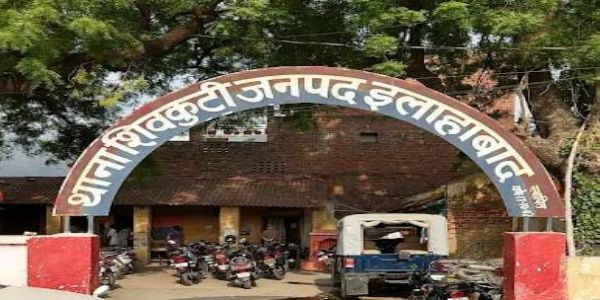 घर के अन्दर कमरे में फंदे से लटका पाया गया विवाहिता का शव