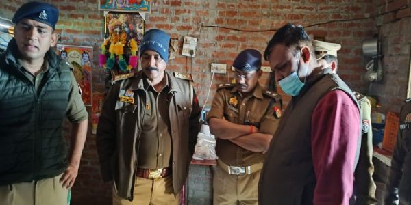 पत्नी ने प्रेमी संग मिलकर की पति की कुल्हाड़ी से काटकर हत्या, मौके से फरार