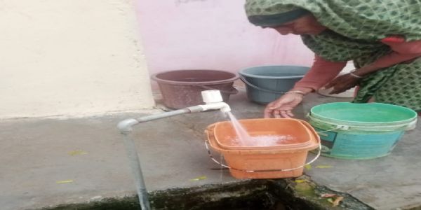 झांसी : 461 गांव में नियमित रूप से पहुंचाया जा रहा नल से पीने का साफ पानी
