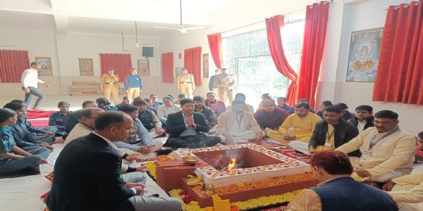 सीएसजेएमयू के 61वें स्थापना दिवस के अवसर पर परिसर के विश्वेश्वर महादेव मंदिर में हुआ हवन