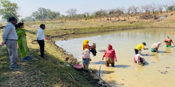 मखाना खेती से जुड़ी समूह की महिलाएं, महिला सशक्तिकरण को बढ़ावा