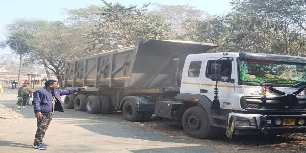 अवैध बालू लदे ट्रेलर ने दो बैलों को रौंदा, ट्रेलर जब्त