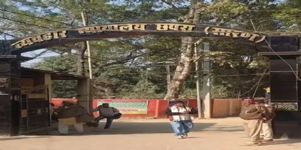 छपरा व्यवहार न्यायालय में दलीलों की जगह वकीलों के गूंज रहे नारे