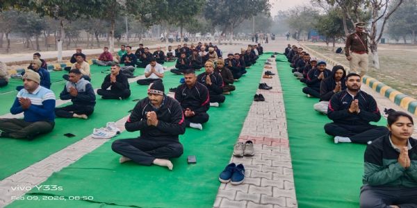 कैथल: पुलिस अधिकारियों और कर्मचारियों ने किया एक साथ सूर्य नमस्कार