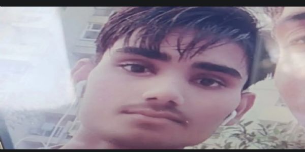 समरसेविल की कोठरी के बाहर युवक का शव फंदे पर लटका मिला, इलाके में मचा हड़कंप