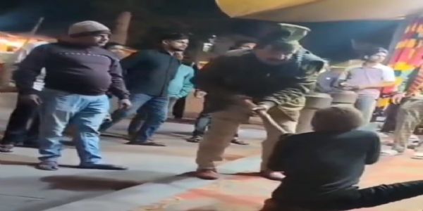 विंध्याचल मंदिर परिसर में पुलिसकर्मी द्वारा दिव्यांग को लाठी से मारने का वीडियो वायरल, जांच शुरू