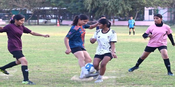 फुटबॉल में लड़के व लड़कियों ने स्किल टेस्ट में लगाई पूरी ताकत