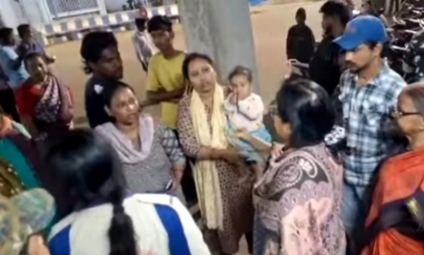 खड़गपुर अस्पताल में हंगामे में भीड़