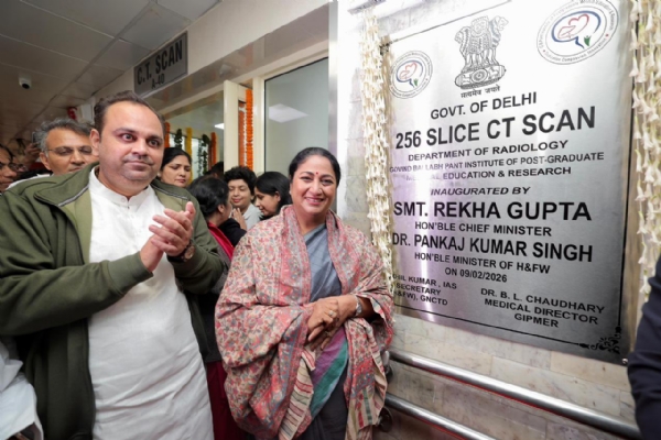 दिल्ली की मुख्यमंत्री रेखा गुप्ता ने सोमवार को जीबी पंत अस्पताल में सीटी स्कैन, नई कैथ लैब और न्यूरो आईसीयू का उद्घाटन करती मुख्यमंत्री रेखा गुप्ता