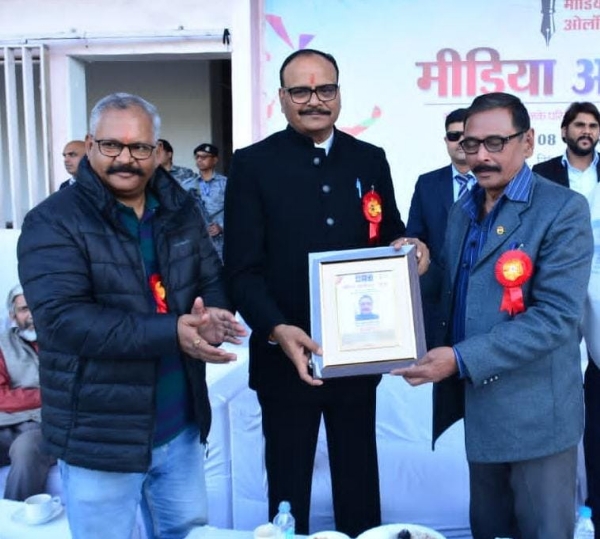 गोरखपुर जर्नलिस्ट एसोसिएशन के अध्यक्ष एडवोकेट रत्नाकर सिंह को मिला प्रशस्ति पत्र* गोरखपुर जर्नलिस्ट एसोसिएशन के अध्यक्ष एडवोकेट रत्नाकर सिंह को मिला प्रशस्ति पत्र*