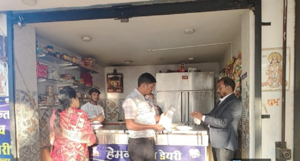 शहर के एक डेयरी से दूध और पनीर का नमूना जांच के लिए लेते हुए अभिहित अधिकारी सर्वेश कुमार यादव एवं खाद्य सुरक्षा अधिकारी फनेश्वर पिथौरा।