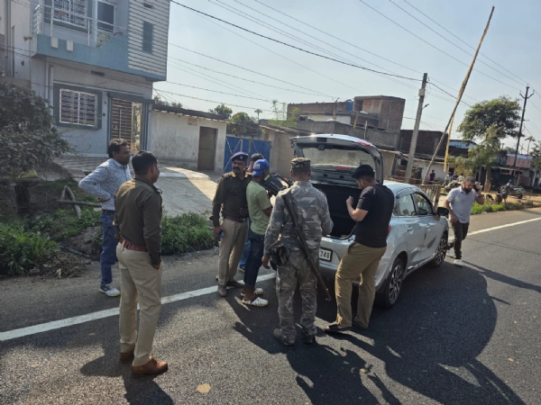 जांच करती पुलिस जांच करती पुलिस