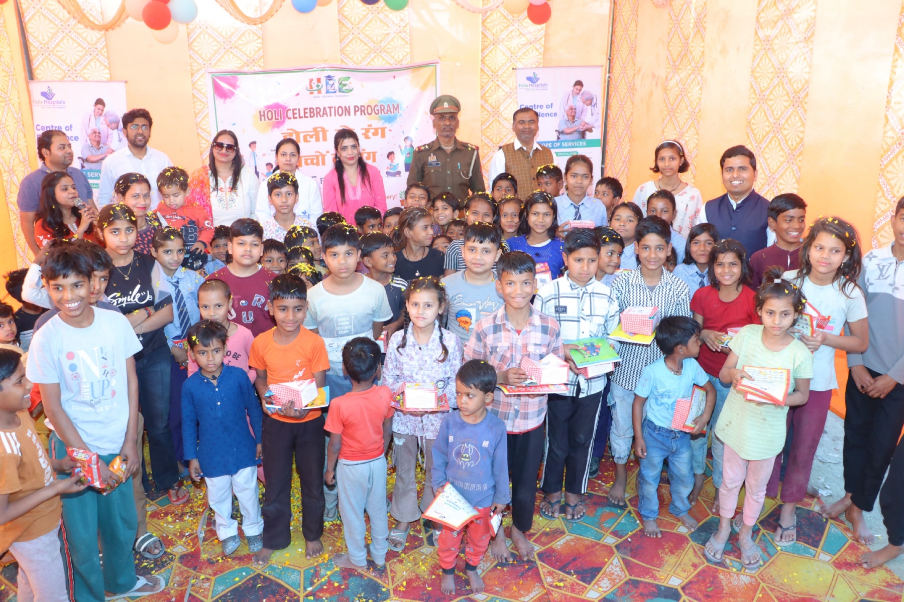 नोएडा में ही फाउंडेशन द्वारा आयोजित कार्यक्रम में अतिथियों ने जरूरतमंद बच्चों के साथ फूलों की होली खेली और शिक्षा सामग्री वितरित की।