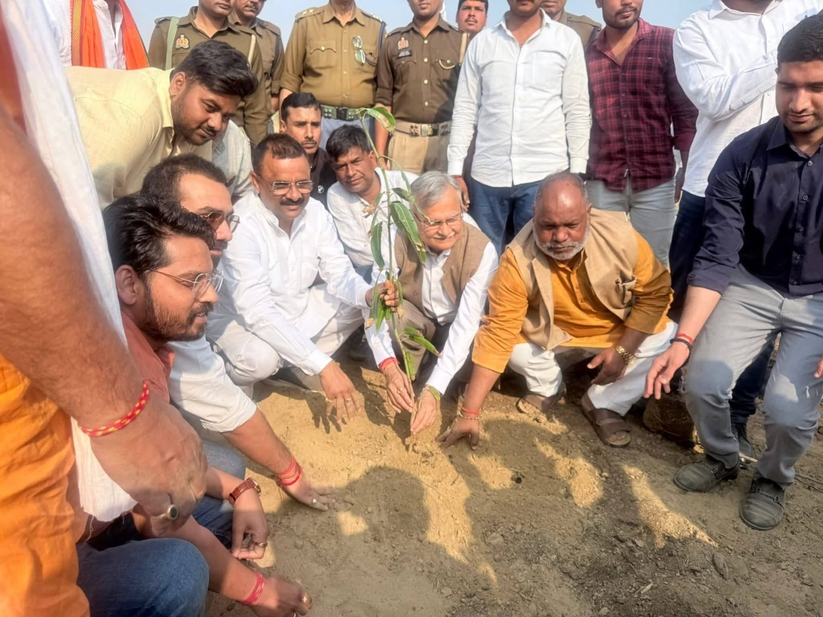 वैश्विक पौधरापण में भागीदारी करती महिलाएं और स्कूली बच्चे वैश्विक पौधरापण में भागीदारी करती महिलाएं और स्कूली बच्चे