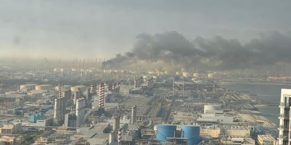 दुबई में रविवार को जेबेल अली इंटरनेशनल एयरपोर्ट के ऊपर धुआं उठता हुआ। फोटो - सीएनएन