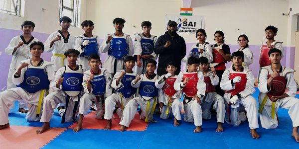 कलर बेल्ट वितरण के दौरान उपस्थित खिलाड़ी। कलर बेल्ट वितरण के दौरान उपस्थित खिलाड़ी।