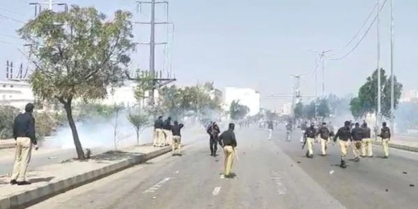 खामनेई की माैत के बाद पाकिस्तान में हिंसा के दाैरान तैनात पुलिस खामनेई की माैत के बाद पाकिस्तान में हिंसा के दाैरान तैनात पुलिस