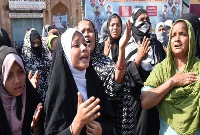 राेती बिलखती महिलाएं राेती बिलखती महिलाएं