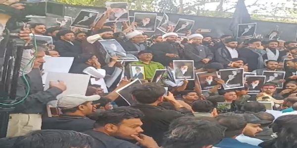 जंतर मंतर पर विरोध प्रदर्शन करते शिया समुदाय के लोग