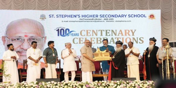 केरल के पथनापुरम में सेंट स्टीफेंस उच्चतर माध्यमिक विद्यालय के शताब्दी समारोह का उद्घाटन करते उपराष्ट्रपति सीपी राधाकृष्णन। केरल के पथनापुरम में सेंट स्टीफेंस उच्चतर माध्यमिक विद्यालय के शताब्दी समारोह का उद्घाटन करते उपराष्ट्रपति सीपी राधाकृष्णन।