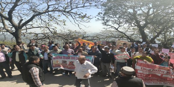प्राथमिक शिक्षक संघ जिला सिरमौर ने क्लस्टर प्रणाली के विरोध में किया प्रदर्शन।