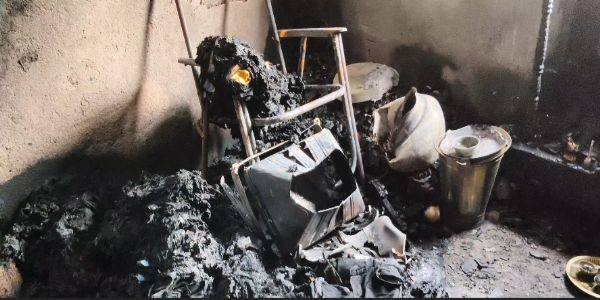 अचानक घर में आग लगने से सारा सामान जलकर राख