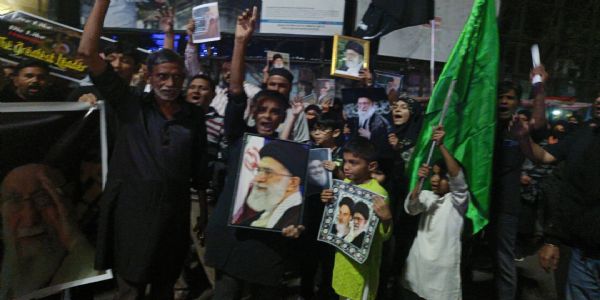 खामेनई की मौत के विरोध में कैंडल मार्च