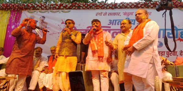 जनप्रतिनिधियों के संग होली के रंग में रंगे कार्यकर्ता