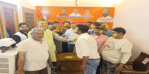 शिवसेना (शिंदे गुट) ने धूमधाम से मनाया होली मिलन समारोह