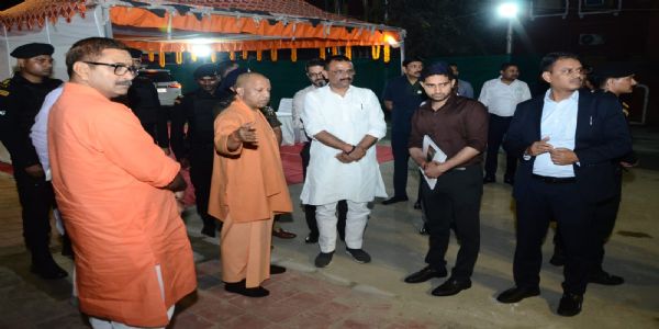 वाराणसी में मुख्यमंत्री ने सीएम ग्रिड्स योजना में सिगरा फल मंडी रोड के कायाकल्प को परखा