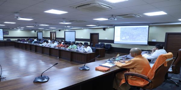 श्री काशी विश्वनाथ मंदिर में दर्शनार्थियों के साथ पुलिस के दुर्व्यवहार से नाराज हुए मुख्यमंत्री