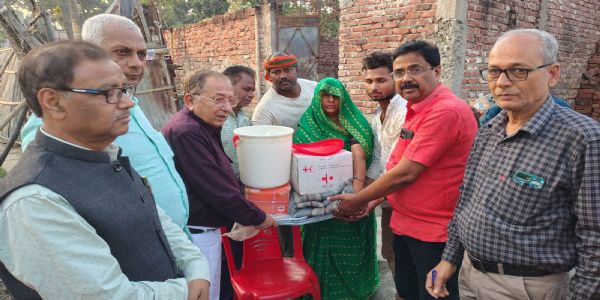 अग्निपीड़ित परिवारों को रेडक्रॉस ने पहुंचाई राहत सामग्री