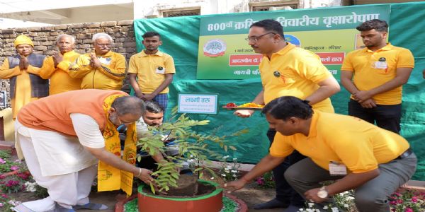 कोलकाता युवा प्रकोष्ठ का 800वां साप्ताहिक वृक्षारोपण गायत्री तीर्थ में