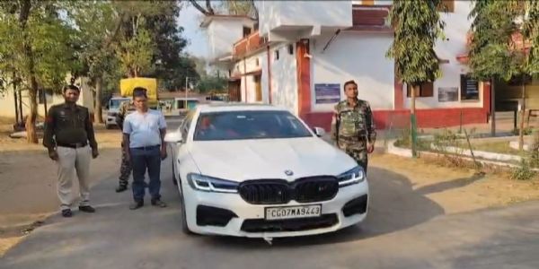 रामानुजगंज में नाबालिग के हाथों दौड़ रही थी तेज रफ्तार बीएमडब्ल्यू, पुलिस ने पकड़कर काटा चालान