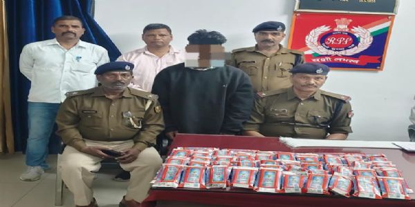 सीवान स्टेशन पर 15 लीटर देसी शराब के साथ तस्कर गिरफ्तार