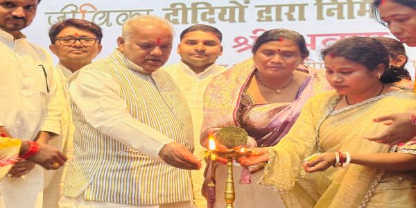 ग्रामीण विकास मंत्री ने जीविका दीदियों से निर्मित पोशाक को आंगनबाड़ी बच्चों के बीच वितरित किया