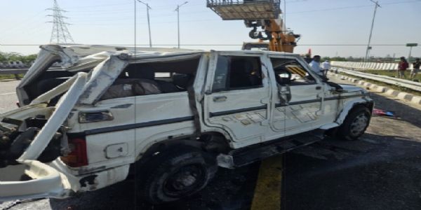 पूर्वांचल एक्सप्रेसवे पर बोलेरो का टायर फटने से हुआ भीषण हादसा, तीन की मौत