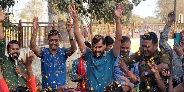 मलिन बस्ती के बच्चों संग फूलों और प्राकृतिक रंगों से मनी होली