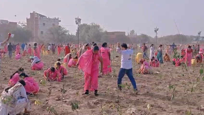 वैश्विक पौधरापण में भागीदारी करती महिलाएं और स्कूली बच्चे वैश्विक पौधरापण में भागीदारी करती महिलाएं और स्कूली बच्चे