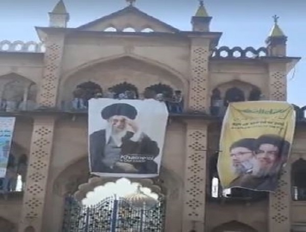 इमामबाड़ा पर लगी खामनेई के पोस्टर इमामबाड़ा पर लगी खामनेई के पोस्टर