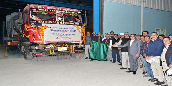 नेवल गन रवाना करते हुए