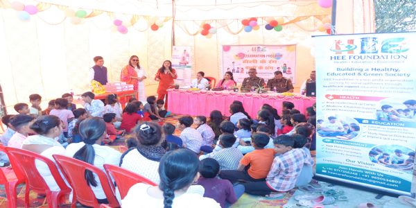 नोएडा में ही फाउंडेशन द्वारा आयोजित कार्यक्रम में अतिथियों ने जरूरतमंद बच्चों के साथ फूलों की होली खेली और शिक्षा सामग्री वितरित की।