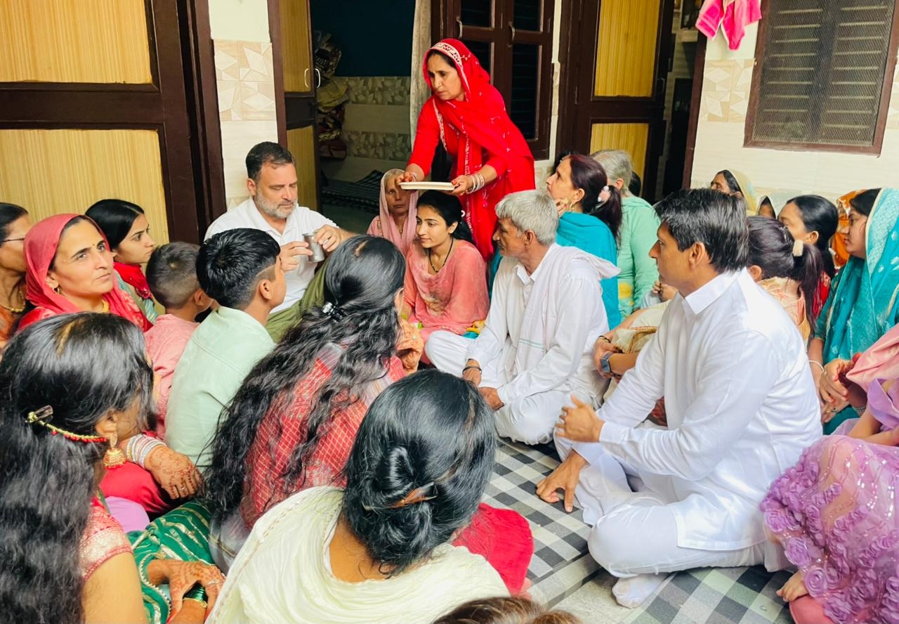 सोनीपत में किसान संजय के घर में महिलाओं से शादी की रस्मों की जानकारी लेते राहुल गांधी सोनीपत में किसान संजय के घर में महिलाओं से शादी की रस्मों की जानकारी लेते राहुल गांधी