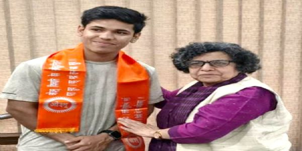 छात्र को सम्मानित करते हुए छात्र को सम्मानित करते हुए