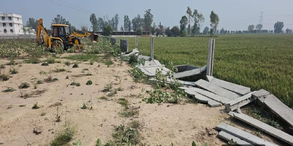 कैथल : दो अवैध कॉलोनियों पर चला पीला पंजा, जेसीबी से सड़कें और चारदीवारी तोड़ी