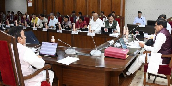 मप्र कैबिनेट ने दी मुख्यमंत्री यंग इंटर्न्स फॉर गुड-गवर्नेस प्रोग्राम को मंजूरी, विकास कार्यों के लिए 33,240 करोड़ रुपये स्वीकृत