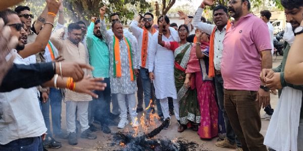 भाजपा अजजा और युवा मोर्चा ने ममता बनर्जी का पुतला फूंका