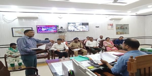 जिलाधिकारी ने की वन स्टॉप सेंटर के कार्यों की समीक्षा