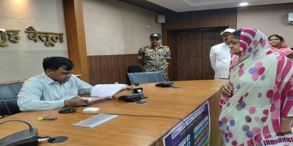 बैतूलः कलेक्टर ने बालिकाओं से की सर्वाइकल कैंसर से बचाव के लिए एचपीवी वैक्सीन लगवाने की अपील